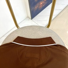 Zegna杰尼亚、2026春夏新品短袖Polo衫,以简约美学诠释当代绅士优雅。经典纯色基底搭配精致撞色设计,领口与袖口的 Zegna杰尼亚、2026春夏新品短袖Polo衫,以简约美学诠释当代绅士优雅。经典纯色基底搭配精致撞色设计,领口与袖口的