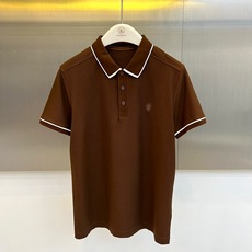 Zegna杰尼亚、2026春夏新品短袖Polo衫,以简约美学诠释当代绅士优雅。经典纯色基底搭配精致撞色设计,领口与袖口的 Zegna杰尼亚、2026春夏新品短袖Polo衫,以简约美学诠释当代绅士优雅。经典纯色基底搭配精致撞色设计,领口与袖口的