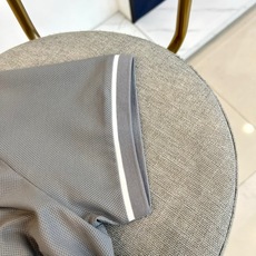 Zegna杰尼亚、2026春夏新品短袖Polo衫,以简约美学诠释当代绅士优雅。经典纯色基底搭配精致撞色设计,领口与袖口的 Zegna杰尼亚、2026春夏新品短袖Polo衫,以简约美学诠释当代绅士优雅。经典纯色基底搭配精致撞色设计,领口与袖口的