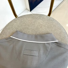 Zegna杰尼亚、2026春夏新品短袖Polo衫,以简约美学诠释当代绅士优雅。经典纯色基底搭配精致撞色设计,领口与袖口的 Zegna杰尼亚、2026春夏新品短袖Polo衫,以简约美学诠释当代绅士优雅。经典纯色基底搭配精致撞色设计,领口与袖口的