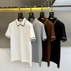 Zegna杰尼亚、2026春夏新品短袖Polo衫,以简约美学诠释当代绅士优雅。经典纯色基底搭配精致撞色设计,领口与袖口的 Zegna杰尼亚、2026春夏新品短袖Polo衫,以简约美学诠释当代绅士优雅。经典纯色基底搭配精致撞色设计,领口与袖口的