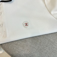 Zegna杰尼亚、2026春夏新品短袖Polo衫,以简约美学诠释当代绅士优雅。经典纯色基底搭配精致撞色设计,领口与袖口的 Zegna杰尼亚、2026春夏新品短袖Polo衫,以简约美学诠释当代绅士优雅。经典纯色基底搭配精致撞色设计,领口与袖口的