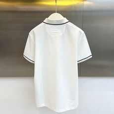 Zegna杰尼亚、2026春夏新品短袖Polo衫,以简约美学诠释当代绅士优雅。经典纯色基底搭配精致撞色设计,领口与袖口的 Zegna杰尼亚、2026春夏新品短袖Polo衫,以简约美学诠释当代绅士优雅。经典纯色基底搭配精致撞色设计,领口与袖口的