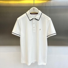 Zegna杰尼亚、2026春夏新品短袖Polo衫,以简约美学诠释当代绅士优雅。经典纯色基底搭配精致撞色设计,领口与袖口的 Zegna杰尼亚、2026春夏新品短袖Polo衫,以简约美学诠释当代绅士优雅。经典纯色基底搭配精致撞色设计,领口与袖口的