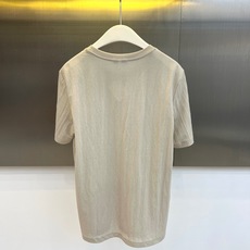 Brunello Cucinelli-BC、2026春夏新品简约圆领短袖T恤,以利落剪裁与纯色调诠释现代极简美学。经典圆 Brunello Cucinelli-BC、2026春夏新品简约圆领短袖T恤,以利落剪裁与纯色调诠释现代极简美学。经典圆