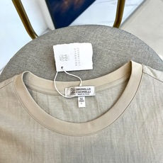 Brunello Cucinelli-BC、2026春夏新品简约圆领短袖T恤,以利落剪裁与纯色调诠释现代极简美学。经典圆 Brunello Cucinelli-BC、2026春夏新品简约圆领短袖T恤,以利落剪裁与纯色调诠释现代极简美学。经典圆