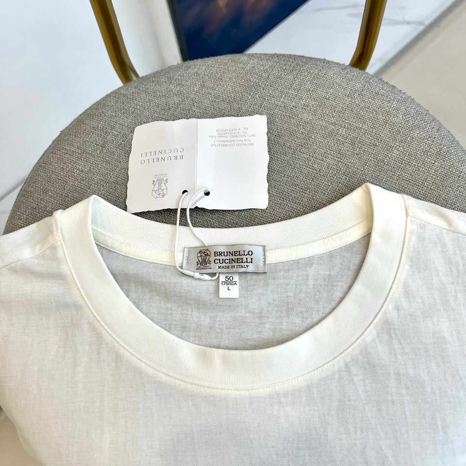 Brunello Cucinelli-BC、2026春夏新品简约圆领短袖T恤，以利落剪裁与纯色调诠释现代极简美学。经典圆