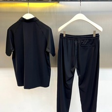 Zegna杰尼亚、2026春夏新品套装,以简约高级的色调,打造都市轻奢运动风。上衣为短袖Polo衫,经典翻领配两颗暗扣, Zegna杰尼亚、2026春夏新品套装,以简约高级的色调,打造都市轻奢运动风。上衣为短袖Polo衫,经典翻领配两颗暗扣,