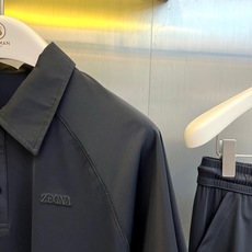 Zegna杰尼亚、2026春夏新品套装,以简约高级的色调,打造都市轻奢运动风。上衣为短袖Polo衫,经典翻领配两颗暗扣, Zegna杰尼亚、2026春夏新品套装,以简约高级的色调,打造都市轻奢运动风。上衣为短袖Polo衫,经典翻领配两颗暗扣,