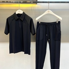 Zegna杰尼亚、2026春夏新品套装,以简约高级的色调,打造都市轻奢运动风。上衣为短袖Polo衫,经典翻领配两颗暗扣, Zegna杰尼亚、2026春夏新品套装,以简约高级的色调,打造都市轻奢运动风。上衣为短袖Polo衫,经典翻领配两颗暗扣,