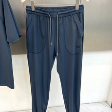 Zegna杰尼亚、2026春夏新品套装,以简约高级的色调,打造都市轻奢运动风。上衣为短袖Polo衫,经典翻领配两颗暗扣, Zegna杰尼亚、2026春夏新品套装,以简约高级的色调,打造都市轻奢运动风。上衣为短袖Polo衫,经典翻领配两颗暗扣,
