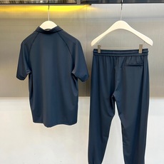 Zegna杰尼亚、2026春夏新品套装,以简约高级的色调,打造都市轻奢运动风。上衣为短袖Polo衫,经典翻领配两颗暗扣, Zegna杰尼亚、2026春夏新品套装,以简约高级的色调,打造都市轻奢运动风。上衣为短袖Polo衫,经典翻领配两颗暗扣,