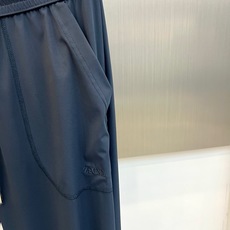 Zegna杰尼亚、2026春夏新品套装,以简约高级的色调,打造都市轻奢运动风。上衣为短袖Polo衫,经典翻领配两颗暗扣, Zegna杰尼亚、2026春夏新品套装,以简约高级的色调,打造都市轻奢运动风。上衣为短袖Polo衫,经典翻领配两颗暗扣,