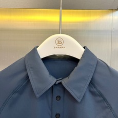 Zegna杰尼亚、2026春夏新品套装,以简约高级的色调,打造都市轻奢运动风。上衣为短袖Polo衫,经典翻领配两颗暗扣, Zegna杰尼亚、2026春夏新品套装,以简约高级的色调,打造都市轻奢运动风。上衣为短袖Polo衫,经典翻领配两颗暗扣,