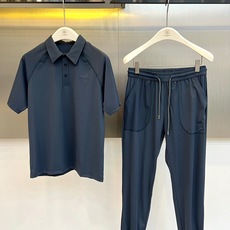 Zegna杰尼亚、2026春夏新品套装,以简约高级的色调,打造都市轻奢运动风。上衣为短袖Polo衫,经典翻领配两颗暗扣, Zegna杰尼亚、2026春夏新品套装,以简约高级的色调,打造都市轻奢运动风。上衣为短袖Polo衫,经典翻领配两颗暗扣,