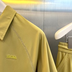 Zegna杰尼亚、2026春夏新品套装,以简约高级的色调,打造都市轻奢运动风。上衣为短袖Polo衫,经典翻领配两颗暗扣, Zegna杰尼亚、2026春夏新品套装,以简约高级的色调,打造都市轻奢运动风。上衣为短袖Polo衫,经典翻领配两颗暗扣,
