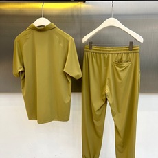 Zegna杰尼亚、2026春夏新品套装,以简约高级的色调,打造都市轻奢运动风。上衣为短袖Polo衫,经典翻领配两颗暗扣, Zegna杰尼亚、2026春夏新品套装,以简约高级的色调,打造都市轻奢运动风。上衣为短袖Polo衫,经典翻领配两颗暗扣,