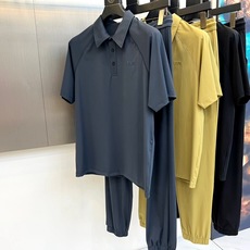 Zegna杰尼亚、2026春夏新品套装,以简约高级的色调,打造都市轻奢运动风。上衣为短袖Polo衫,经典翻领配两颗暗扣, Zegna杰尼亚、2026春夏新品套装,以简约高级的色调,打造都市轻奢运动风。上衣为短袖Polo衫,经典翻领配两颗暗扣,