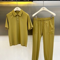 Zegna杰尼亚、2026春夏新品套装,以简约高级的色调,打造都市轻奢运动风。上衣为短袖Polo衫,经典翻领配两颗暗扣, Zegna杰尼亚、2026春夏新品套装,以简约高级的色调,打造都市轻奢运动风。上衣为短袖Polo衫,经典翻领配两颗暗扣,