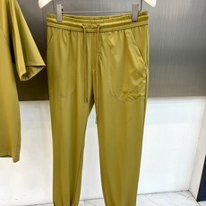 Zegna杰尼亚、2026春夏新品套装,以简约高级的色调,打造都市轻奢运动风。上衣为短袖Polo衫,经典翻领配两颗暗扣, Zegna杰尼亚、2026春夏新品套装,以简约高级的色调,打造都市轻奢运动风。上衣为短袖Polo衫,经典翻领配两颗暗扣,