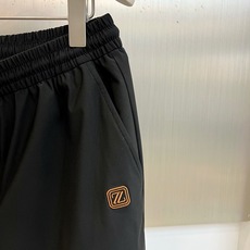 一套. Zegna杰尼亚、2026春夏新品男士轻奢休闲套装,以利落剪裁与极简美学重构日常穿搭。上衣为短袖衬衫,采用经典翻 一套. Zegna杰尼亚、2026春夏新品男士轻奢休闲套装,以利落剪裁与极简美学重构日常穿搭。上衣为短袖衬衫,采用经典翻