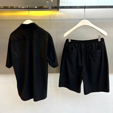 一套. Zegna杰尼亚、2026春夏新品男士轻奢休闲套装,以利落剪裁与极简美学重构日常穿搭。上衣为短袖衬衫,采用经典翻 一套. Zegna杰尼亚、2026春夏新品男士轻奢休闲套装,以利落剪裁与极简美学重构日常穿搭。上衣为短袖衬衫,采用经典翻