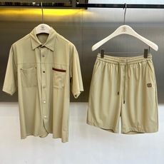 一套. Zegna杰尼亚、2026春夏新品男士轻奢休闲套装,以利落剪裁与极简美学重构日常穿搭。上衣为短袖衬衫,采用经典翻 一套. Zegna杰尼亚、2026春夏新品男士轻奢休闲套装,以利落剪裁与极简美学重构日常穿搭。上衣为短袖衬衫,采用经典翻