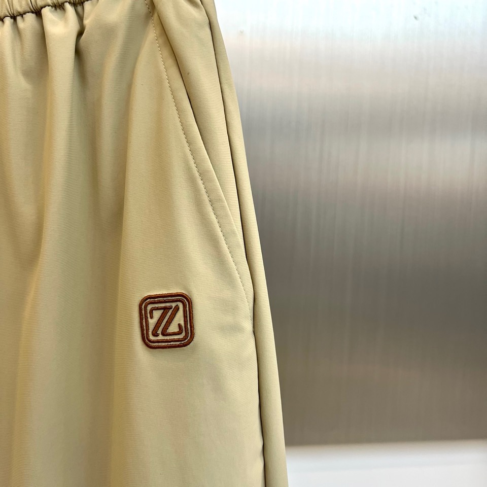 一套. Zegna杰尼亚、2026春夏新品男士轻奢休闲套装，以利落剪裁与极简美学重构日常穿搭。上衣为短袖衬衫，采用经典翻
