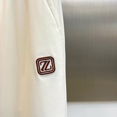 一套. Zegna杰尼亚、2026春夏新品男士轻奢休闲套装,以利落剪裁与极简美学重构日常穿搭。上衣为短袖衬衫,采用经典翻 一套. Zegna杰尼亚、2026春夏新品男士轻奢休闲套装,以利落剪裁与极简美学重构日常穿搭。上衣为短袖衬衫,采用经典翻