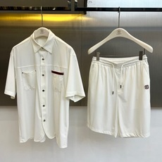 一套. Zegna杰尼亚、2026春夏新品男士轻奢休闲套装,以利落剪裁与极简美学重构日常穿搭。上衣为短袖衬衫,采用经典翻 一套. Zegna杰尼亚、2026春夏新品男士轻奢休闲套装,以利落剪裁与极简美学重构日常穿搭。上衣为短袖衬衫,采用经典翻
