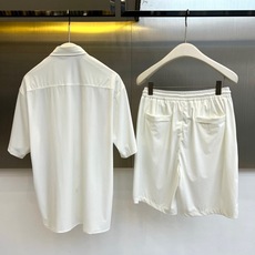 一套. Zegna杰尼亚、2026春夏新品男士轻奢休闲套装,以利落剪裁与极简美学重构日常穿搭。上衣为短袖衬衫,采用经典翻 一套. Zegna杰尼亚、2026春夏新品男士轻奢休闲套装,以利落剪裁与极简美学重构日常穿搭。上衣为短袖衬衫,采用经典翻