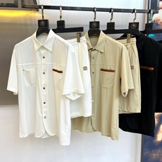 一套. Zegna杰尼亚、2026春夏新品男士轻奢休闲套装,以利落剪裁与极简美学重构日常穿搭。上衣为短袖衬衫,采用经典翻 一套. Zegna杰尼亚、2026春夏新品男士轻奢休闲套装,以利落剪裁与极简美学重构日常穿搭。上衣为短袖衬衫,采用经典翻