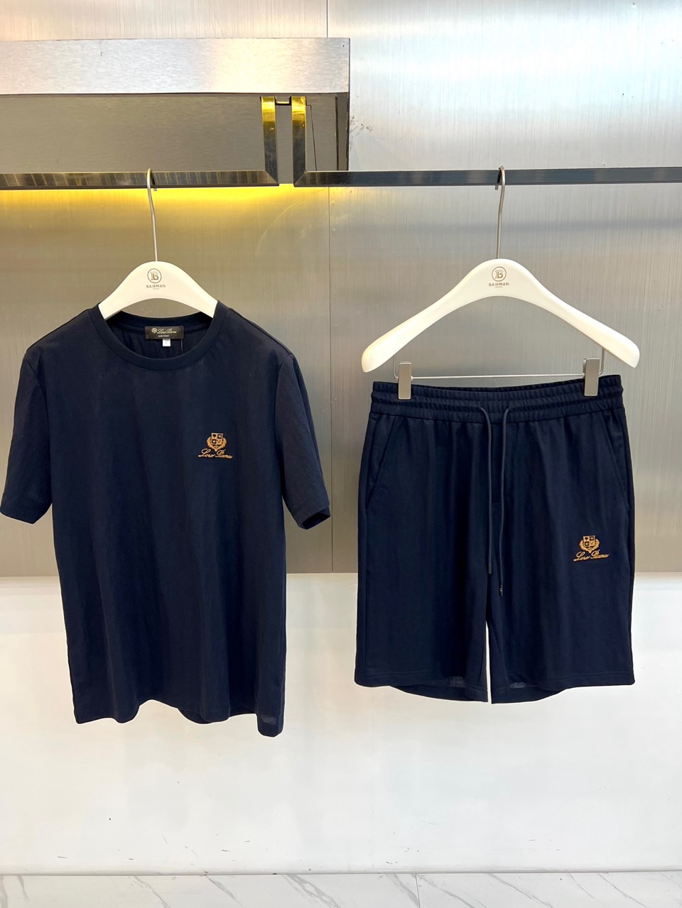 Loro Piana诺悠翩雅、2026春夏新品休闲套装，以低饱和为主色调，打造都市轻运动风尚。经典圆领短袖T恤搭配松紧腰