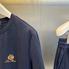Loro Piana诺悠翩雅、2026春夏新品休闲套装,以低饱和为主色调,打造都市轻运动风尚。经典圆领短袖T恤搭配松紧腰 Loro Piana诺悠翩雅、2026春夏新品休闲套装,以低饱和为主色调,打造都市轻运动风尚。经典圆领短袖T恤搭配松紧腰
