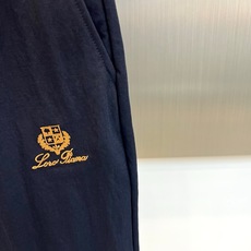 Loro Piana诺悠翩雅、2026春夏新品休闲套装,以低饱和为主色调,打造都市轻运动风尚。经典圆领短袖T恤搭配松紧腰 Loro Piana诺悠翩雅、2026春夏新品休闲套装,以低饱和为主色调,打造都市轻运动风尚。经典圆领短袖T恤搭配松紧腰