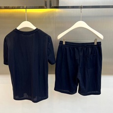Loro Piana诺悠翩雅、2026春夏新品休闲套装,以低饱和为主色调,打造都市轻运动风尚。经典圆领短袖T恤搭配松紧腰 Loro Piana诺悠翩雅、2026春夏新品休闲套装,以低饱和为主色调,打造都市轻运动风尚。经典圆领短袖T恤搭配松紧腰