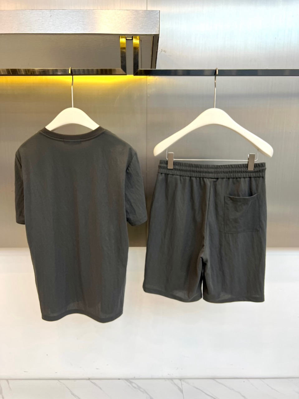 Loro Piana诺悠翩雅、2026春夏新品休闲套装，以低饱和为主色调，打造都市轻运动风尚。经典圆领短袖T恤搭配松紧腰