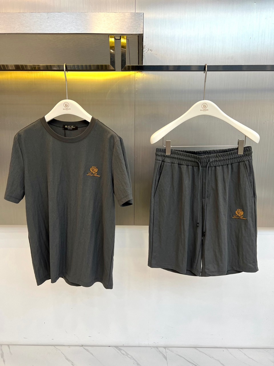 Loro Piana诺悠翩雅、2026春夏新品休闲套装，以低饱和为主色调，打造都市轻运动风尚。经典圆领短袖T恤搭配松紧腰