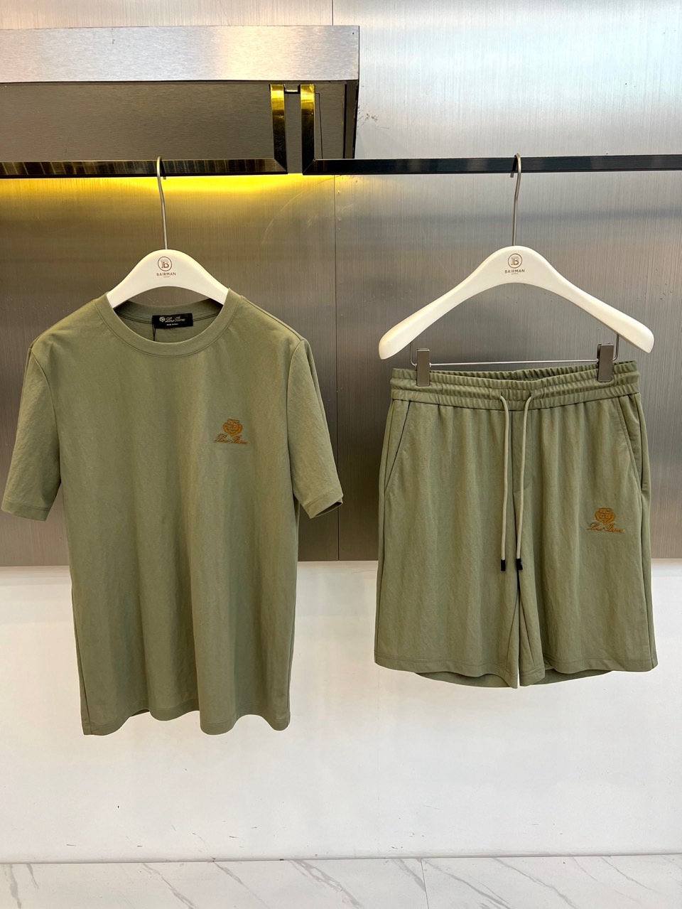 Loro Piana诺悠翩雅、2026春夏新品休闲套装，以低饱和为主色调，打造都市轻运动风尚。经典圆领短袖T恤搭配松紧腰