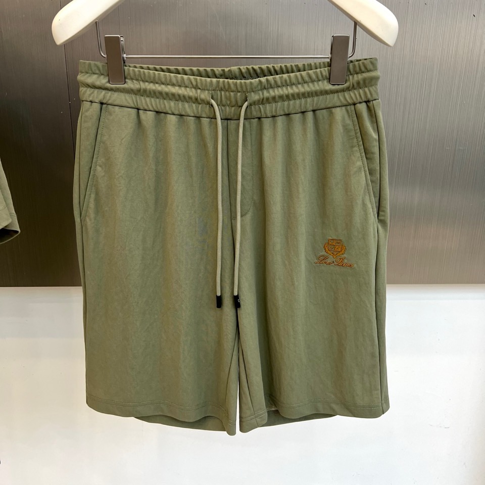 Loro Piana诺悠翩雅、2026春夏新品休闲套装，以低饱和为主色调，打造都市轻运动风尚。经典圆领短袖T恤搭配松紧腰