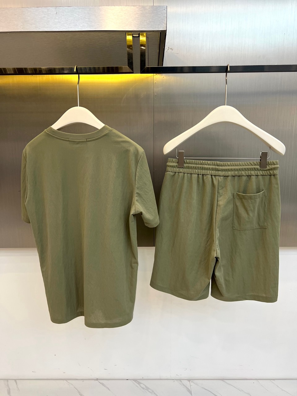 Loro Piana诺悠翩雅、2026春夏新品休闲套装，以低饱和为主色调，打造都市轻运动风尚。经典圆领短袖T恤搭配松紧腰