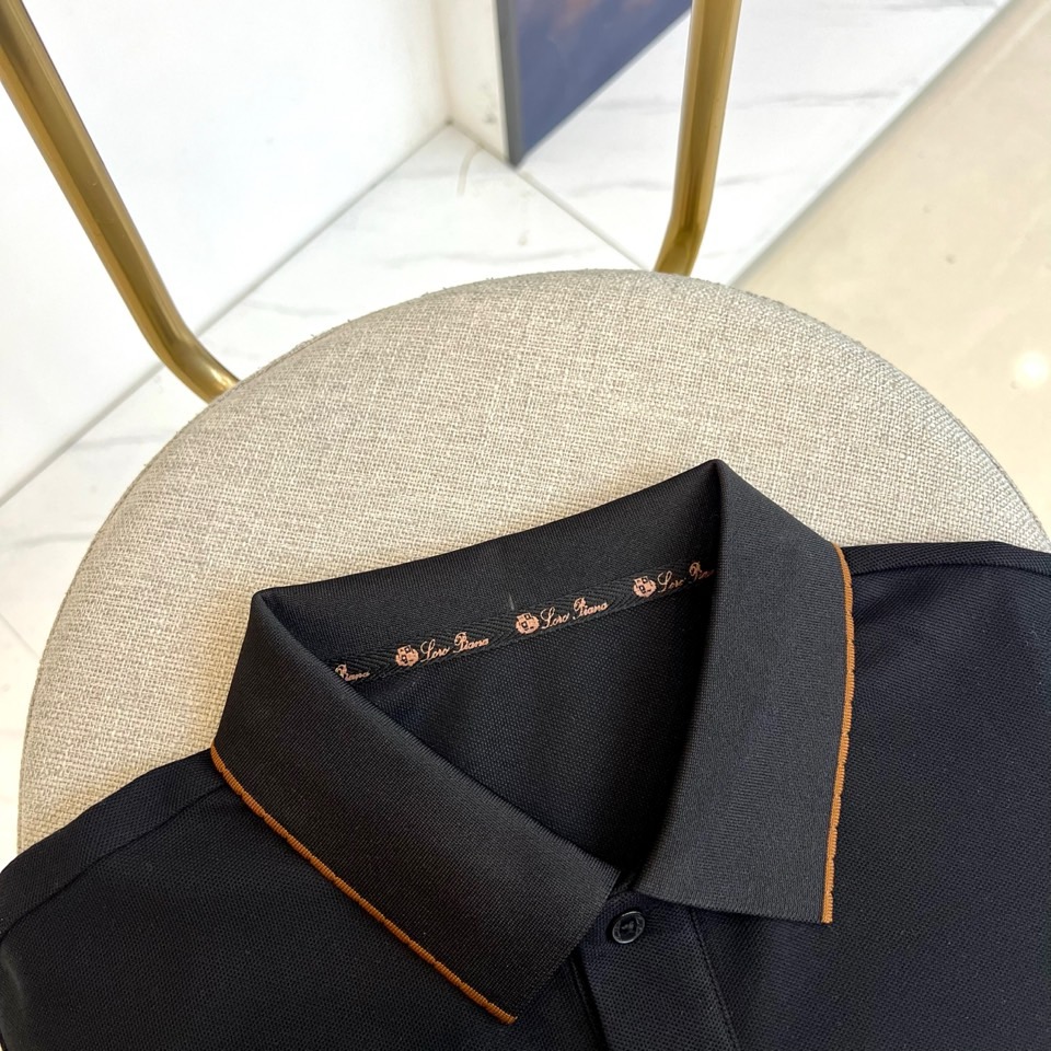 Loro Piana诺悠翩雅、2026春夏新品男士短袖POLO衫，简约色调融合轻奢细节，打造都市精英的质感日常。经典翻领