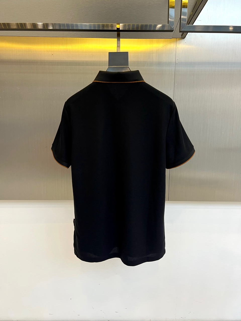Loro Piana诺悠翩雅、2026春夏新品男士短袖POLO衫，简约色调融合轻奢细节，打造都市精英的质感日常。经典翻领