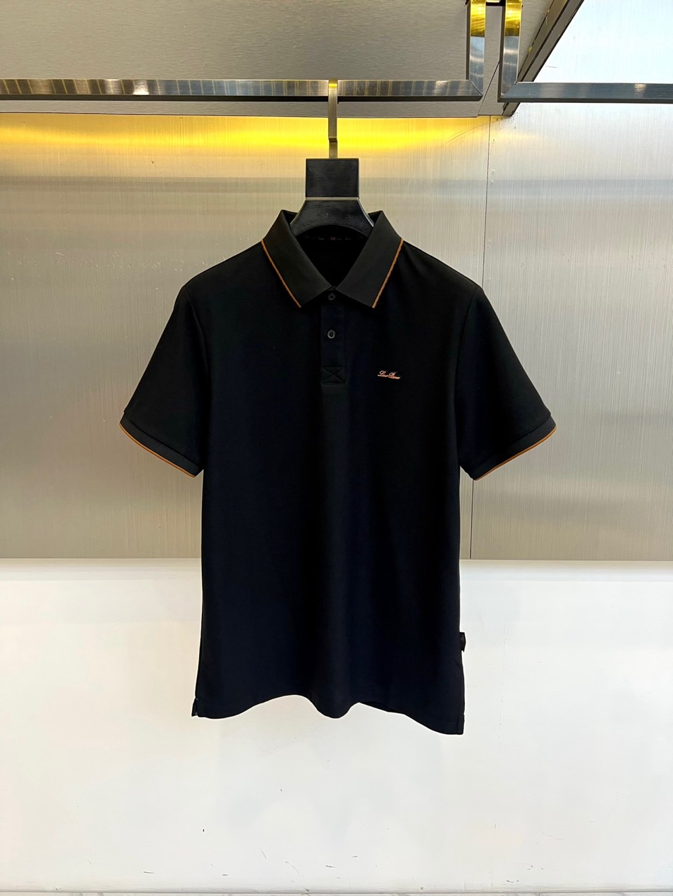 Loro Piana诺悠翩雅、2026春夏新品男士短袖POLO衫，简约色调融合轻奢细节，打造都市精英的质感日常。经典翻领