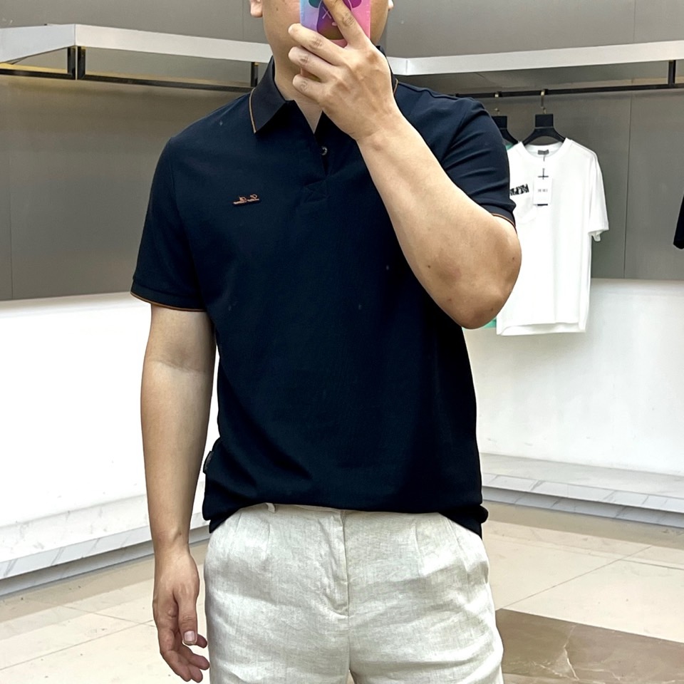 Loro Piana诺悠翩雅、2026春夏新品男士短袖POLO衫，简约色调融合轻奢细节，打造都市精英的质感日常。经典翻领