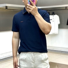 Loro Piana诺悠翩雅、2026春夏新品男士短袖POLO衫,简约色调融合轻奢细节,打造都市精英的质感日常。经典翻领 Loro Piana诺悠翩雅、2026春夏新品男士短袖POLO衫,简约色调融合轻奢细节,打造都市精英的质感日常。经典翻领