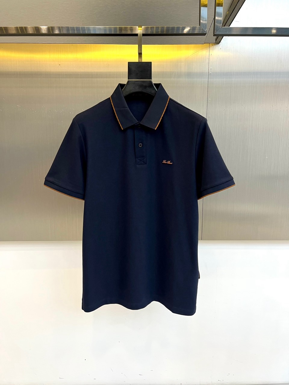 Loro Piana诺悠翩雅、2026春夏新品男士短袖POLO衫，简约色调融合轻奢细节，打造都市精英的质感日常。经典翻领