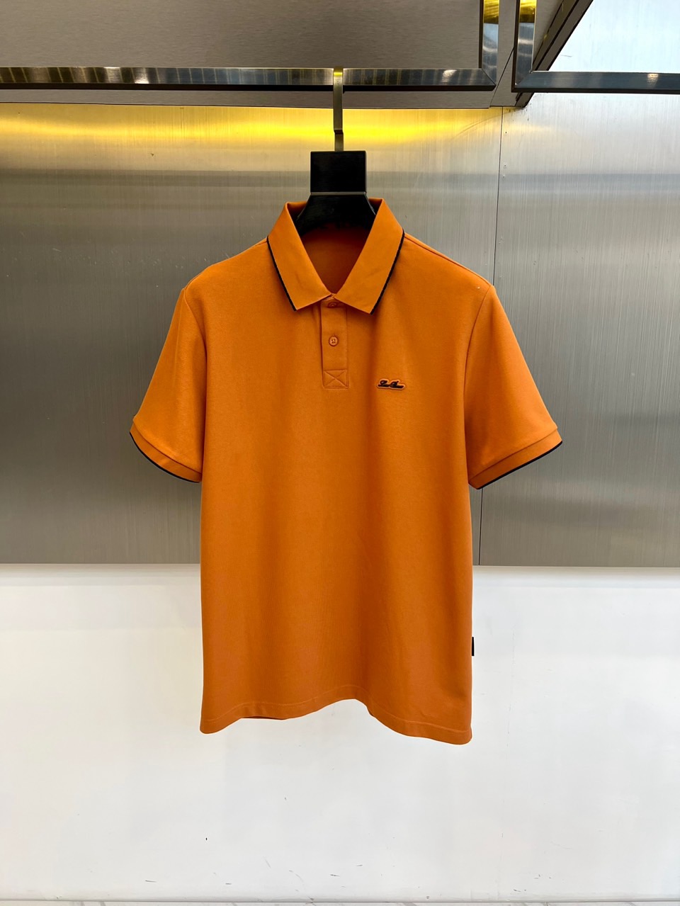 Loro Piana诺悠翩雅、2026春夏新品男士短袖POLO衫，简约色调融合轻奢细节，打造都市精英的质感日常。经典翻领