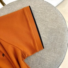 Loro Piana诺悠翩雅、2026春夏新品男士短袖POLO衫,简约色调融合轻奢细节,打造都市精英的质感日常。经典翻领 Loro Piana诺悠翩雅、2026春夏新品男士短袖POLO衫,简约色调融合轻奢细节,打造都市精英的质感日常。经典翻领
