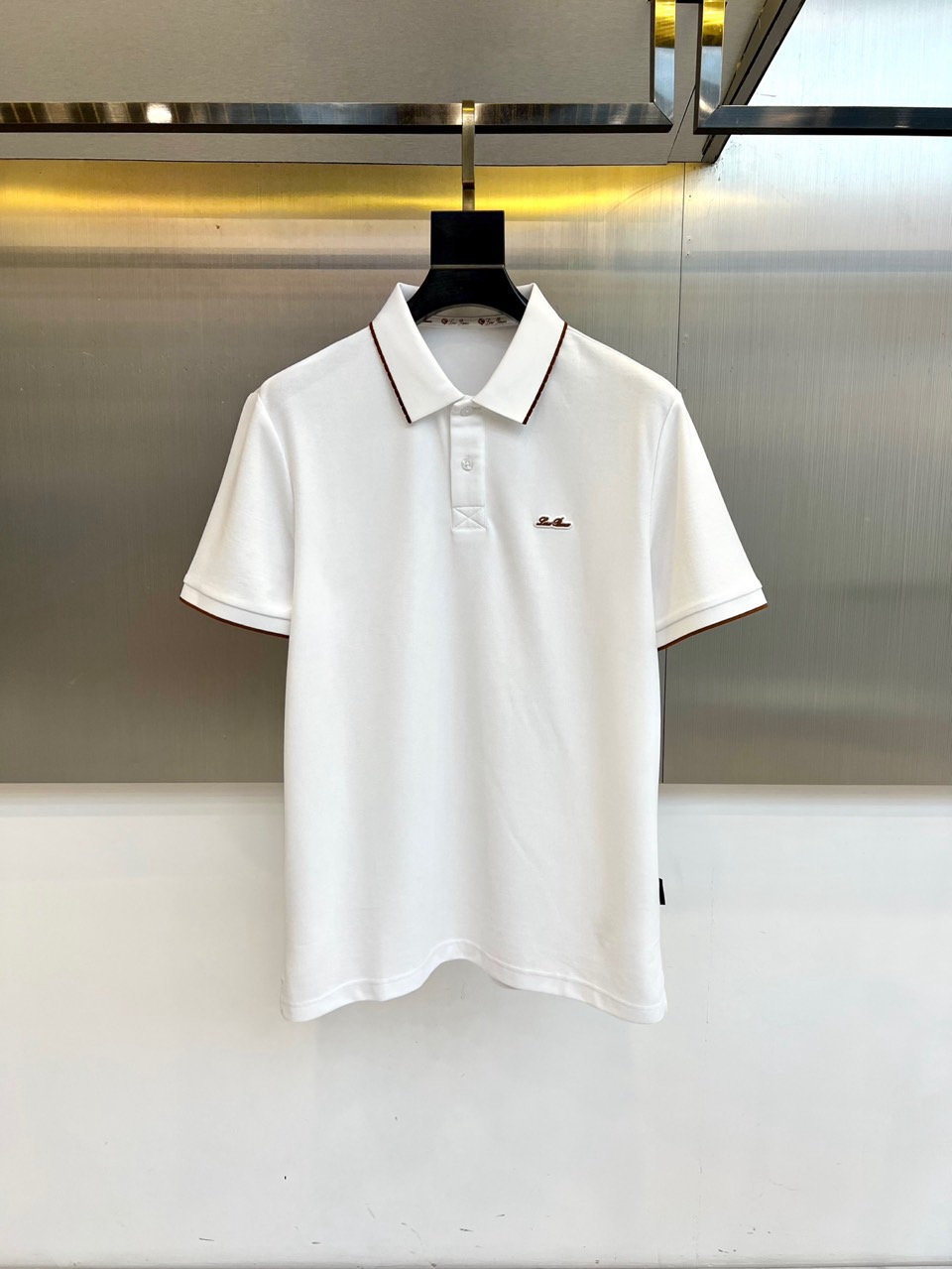 Loro Piana诺悠翩雅、2026春夏新品男士短袖POLO衫，简约色调融合轻奢细节，打造都市精英的质感日常。经典翻领